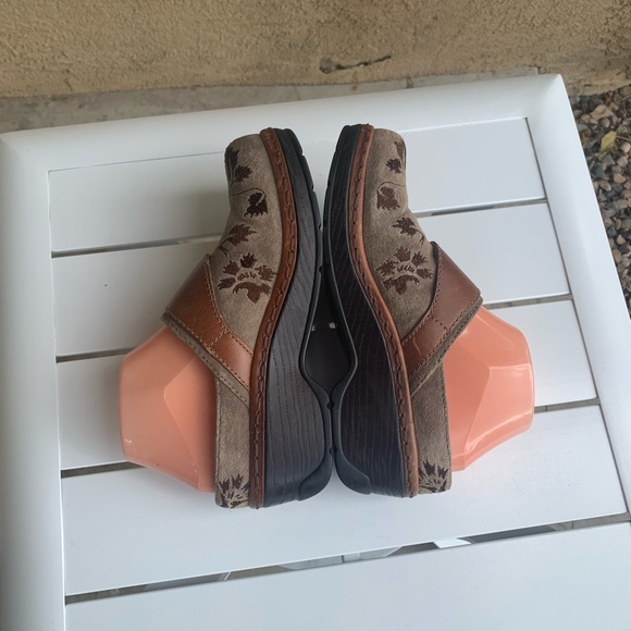 Klogs taupe suede and brown leather embroidered clogs mules size 7.5M - Picture 6 of 15
